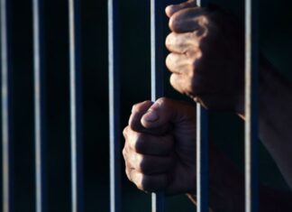 FGE detiene a hombre por golpear a su hija en Lázaro Cárdenas