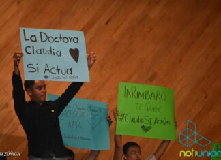 Con cartulinas y mensajes de apoyo, michoacanos recibieron a Claudia Sheinbaum