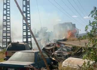 Incendio de pastizal afecta 20 carros abandonados en un corralón
