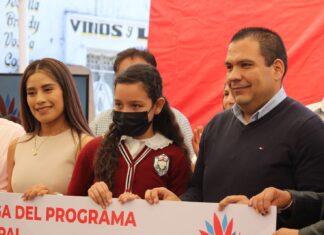 Entrega alcalde de Tarímbaro becas para jóvenes estudiantes