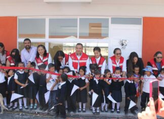 Entrega Bladimir González aulas en escuelas de Uruétaro y Los Ruiseñores