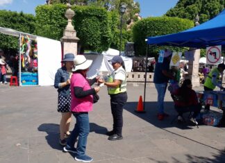 Guardia Civil combate la sed y regala aguas a los turistas en Morelia