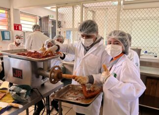 De Penjamillo para el mundo: Alumnos del Cecytem elaboran chorizo con protocolo industrial