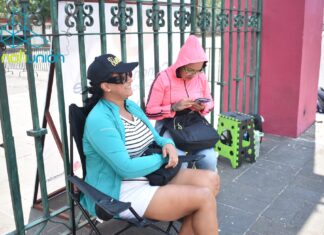 Tzetzangari la primera en llegar a la fila para este último concierto del FMO