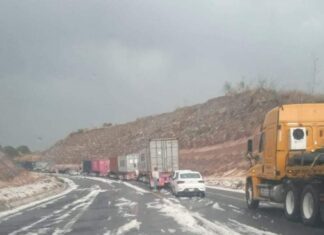 Tormenta con granizo causa volcadura de automóvil en la zona poniente de Morelia