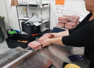 Asegura SSM 20 kilos de carne en mal estado en distribuidora de Zitácuaro