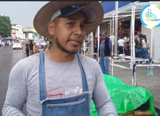 Comerciantes afectados rematan frutas y verduras afuera del Mercado Independencia