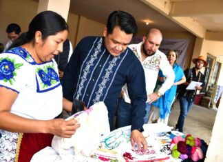 Entregan en Paracho primer proyecto productivo comunitario para mujeres