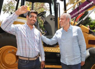 Entrega Bedolla maquinaria de construcción en Taretan