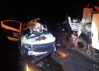 Patrulla de la policía auxiliar chocha en la autopista Siglo XXI