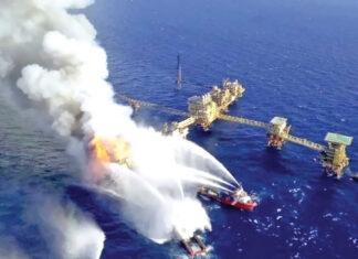 Vídeo: Incendio en plataforma de Pemex, se reportan dos trabajadores muertos y un desaparecido