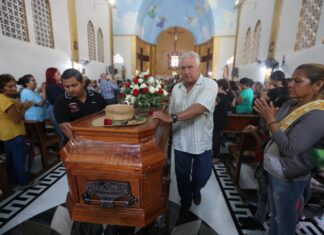 Video: Misa de cuerpo presente a Hipólito Mora, familiares y amigos se reúnen en misa para honrar su memoria