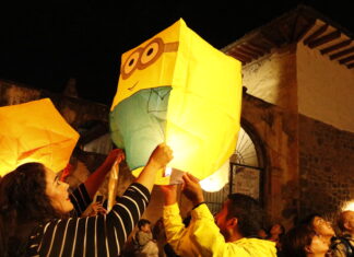 Lanzar globos de cantoya, una experiencia familiar