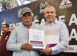 Cumple Bedolla, entrega apoyos a comerciantes reubicados del mercado de Pátzcuaro