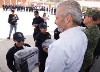 Inicia Bedolla entrega de segunda dotación de uniformes y equipos para Guardia Civil