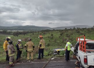 Accidente en carretera: Autobús choca contra una camioneta, dejando dos personas fallecidas y 16 heridos