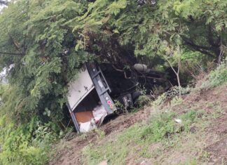 Autobús impacta por alcance una camioneta en la carretera Morelia -Salamanca
