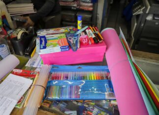 Comprar útiles escolares en negocios locales fortalece economía estatal: Sedeco