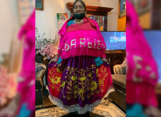 Artesana Feliciana Bautista crea reboso michoacano de Barbie