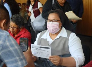 Bedolla abraza causa de mujeres con cáncer; continúa registro al programa