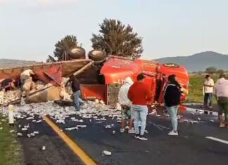 Tráiler cargado con cerveza vuelca en la autopista de Occidente