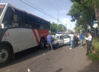 Taxi de Villas del Pedregal se impacta contra un camión de transporte público