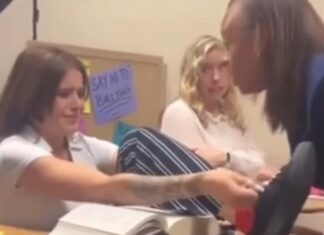 #Vídeo Joven lanza zapato a maestra mientras escribía en el pizarrón,