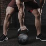 atleta-crossfit-haciendo-ejercicio-pesas-rusas-gimnasio-hombre-guapo-haciendo-entrenamiento-funcional-practicando-entrenamiento_403156-753.jpg