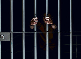 Cumplimenta FGE orden de aprehensión mediante cateo contra docente universitario, presunto responsable de violación