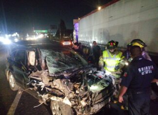 Una camioneta choca contra un tráiler estacionado la salida Salamanca