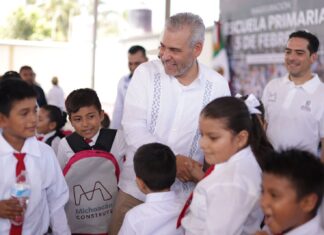 Inaugura Bedolla obra de escuela afectada por sismo en Coahuayana