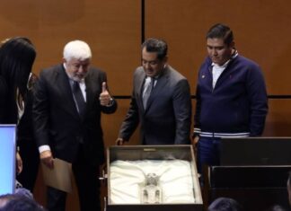 Jaime Maussan presenta cuerpos «no humanos» en el Congreso mexicano