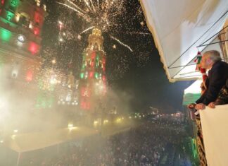 Mariachi, zapateado y canto en la verbena popular del 15 de septiembre