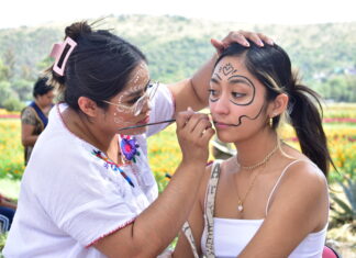 Mary, emprendedora michoacana, ofrece maquillajes para la Fiesta de la Flor de Cempasúchil