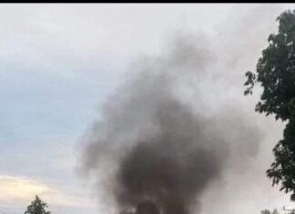 Bloqueos y quema de vehículos en Apatzingán y Buenavista