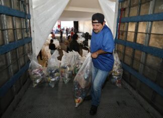 Michoacán envía primer camión con ayuda humanitaria a Guerrero, del Festival Jalo
