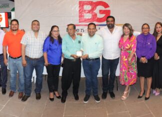 Entrega Bladimir González presea Beatriz de Castillejo en Tarímbaro