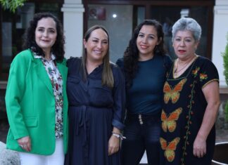 Tres mujeres sobrevivientes de cáncer de mama reciben implantes mamarios
