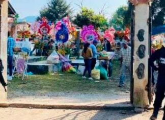 Puerta de panteón de Janamuato cae sobre niño y fallece
