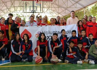 Voluntarios Oxxo rehabilitan y mejoran espacios deportivos en secundaria técnica #108 de Morelia