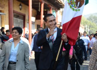 Miguel Ramos encabezó con éxito el Desfile en Chilchota por el 113 Aniversario de la Revolución Mexicana