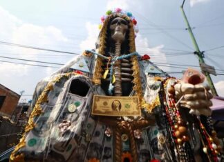Celebración en Tepito a la Santa Muerte: Un Culto de Fe y Esperanza