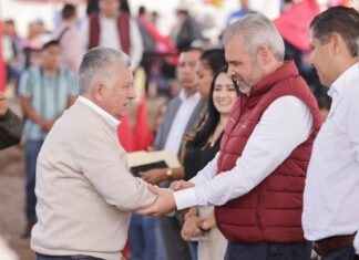 Bedolla continúa con entrega de escrituras a familias de Uruapan