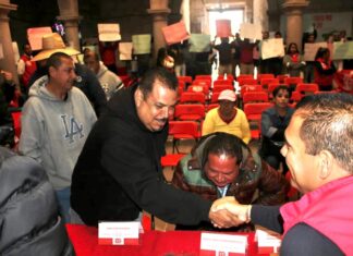 Transportistas se manifiestan en el Ayuntamiento de Tarímbaro