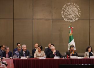 Transferencia de los servicios de salud garantiza derechos laborales: Bedolla