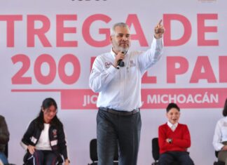 Anuncia Bedolla laptops para mil 200 secundarias de Michoacán