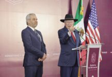 El 70% de las armas que llegan a México proviene de EU; se revisa frenar el flujo: Ken Salazar