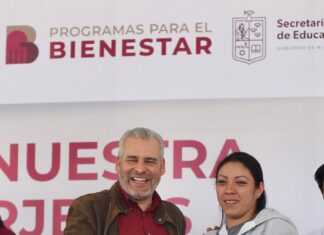 Entrega Bedolla tarjetas La Escuela es Nuestra; suman 5 mil 600 mdp