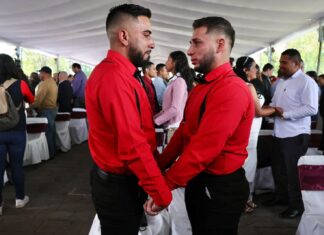 Orlando y Michel adelantan su boda y sellan su amor en ceremonia colectiva