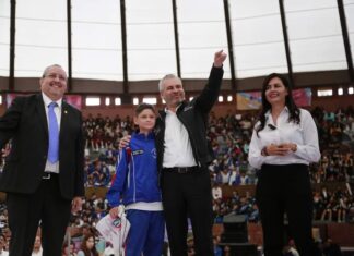 Michoacán va por buen camino con entrega de 200 mil tenis de Jalo a Estudiar: SEE
